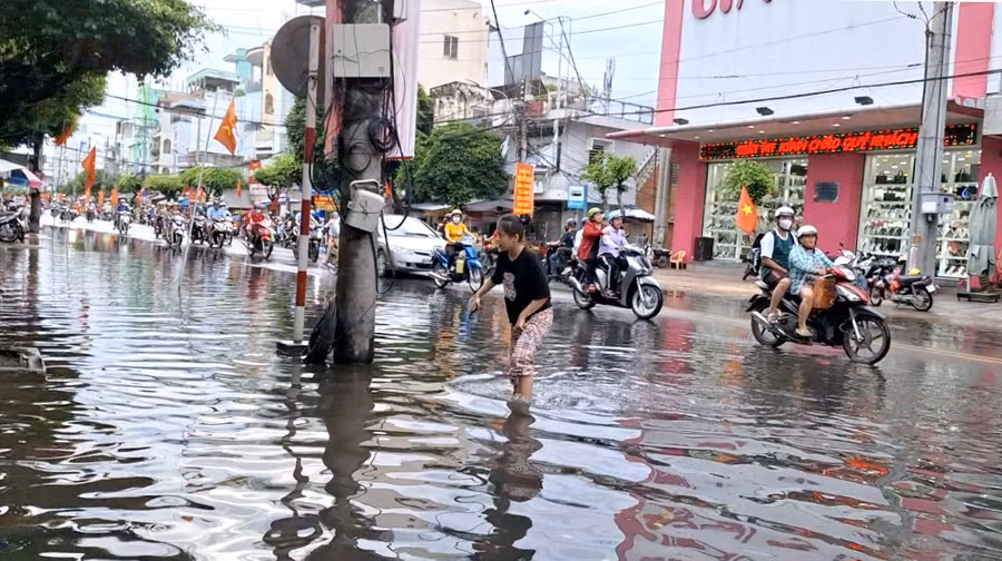 Mưa làm ngập nặng một đoạn trên đường Hà Hoàng Hổ (TP Long Xuyên)