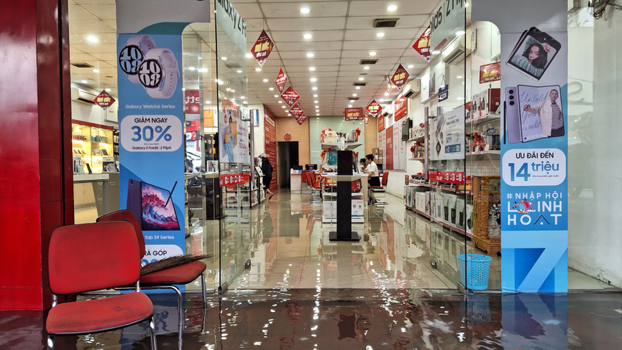 Nước mưa làm ngập nền một cửa hiệu trên đường Trần Hưng Đạo (P. Mỹ Xuyên, TP Long Xuyên) Nước mưa làm ngập nền một cửa hiệu trên đường Trần Hưng Đạo (P. Mỹ Xuyên, TP Long Xuyên)