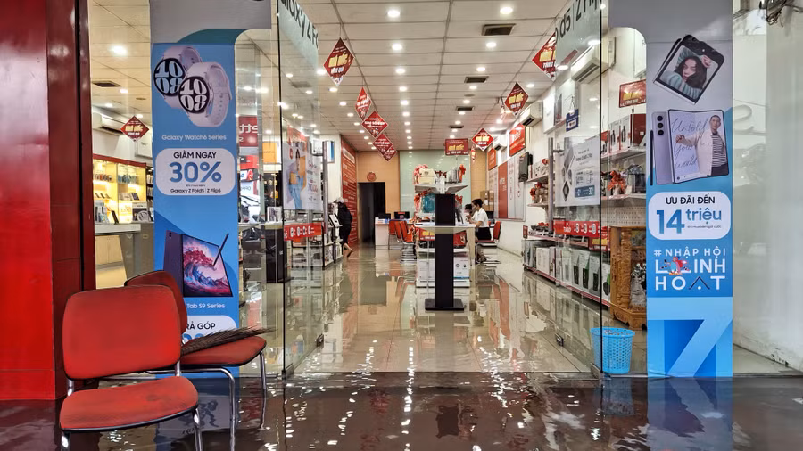 Nước mưa làm ngập nền một cửa hiệu trên đường Trần Hưng Đạo (P. Mỹ Xuyên, TP Long Xuyên)