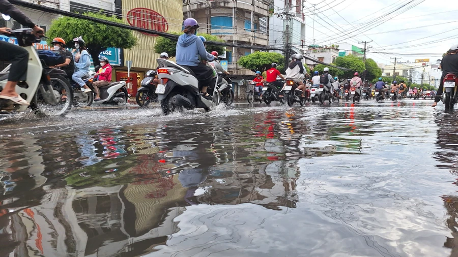 Mưa kéo dài làm một số tuyến đường trung tâm TP Long Xuyên (An Giang) bị ngập nặng. Ảnh: Trọng Nhân