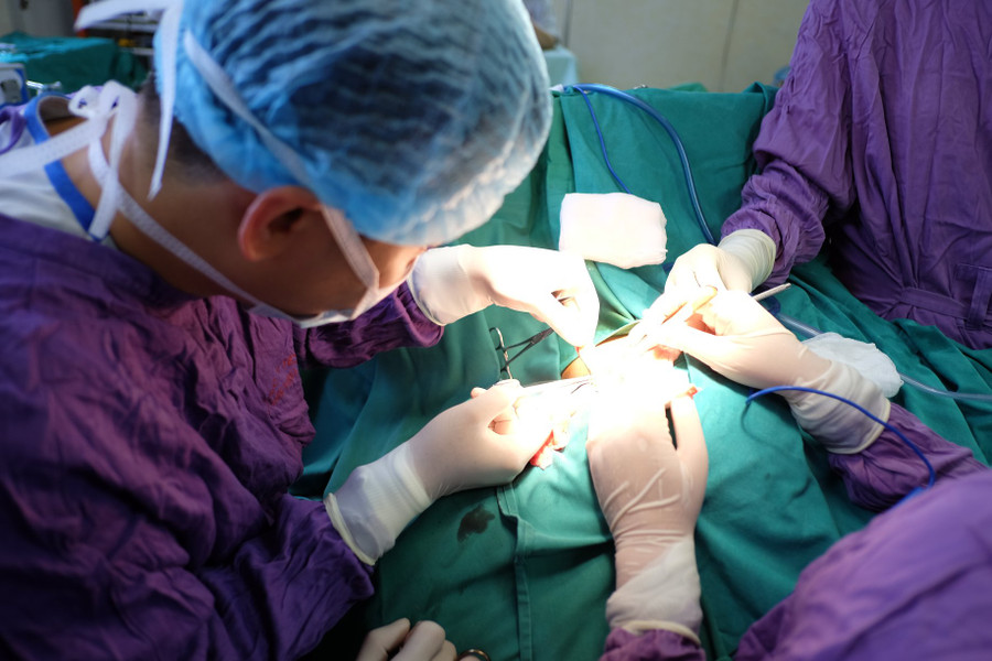 Phẫu thuật trả lại gương mặt cho bệnh nhi bị bỏng Phẫu thuật trả lại gương mặt cho bệnh nhi bị bỏng