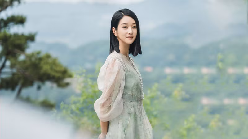 Seo Ye Ji có một ngoại hình vô cùng xinh đẹp với đôi mắt biết nói, gương mặt xinh xắn, thanh tú và body tựa người mẫu.