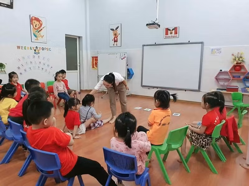 Cho trẻ làm quen tiếng Anh qua trò chơi tại Trường Mầm non Linh An (thành phố Lào Cai). Ảnh: NTCC