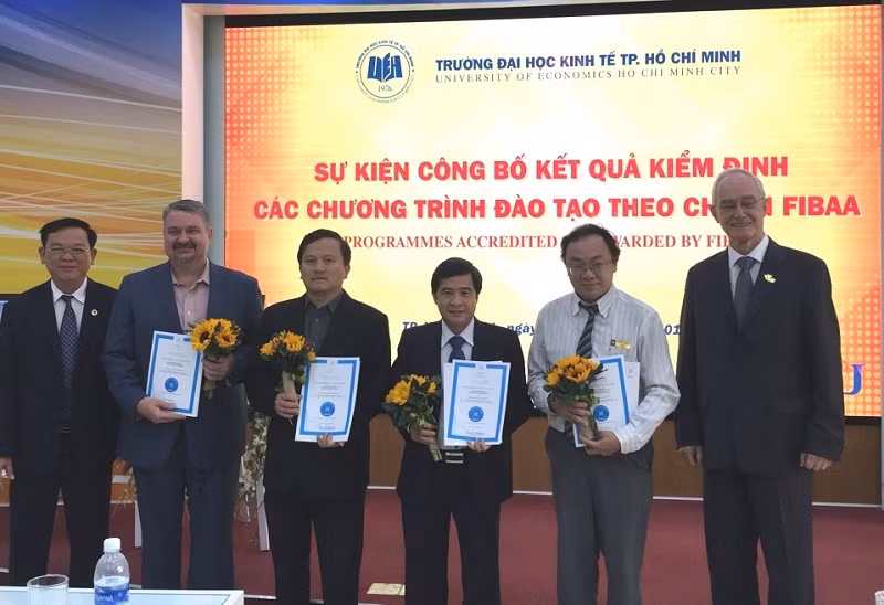 Trường ĐH Kinh tế TPHCM trong đợt đón nhận chứng chỉ đạt chuẩn kiểm định chất lượng 4 chương trình của tổ chức FIBAA.