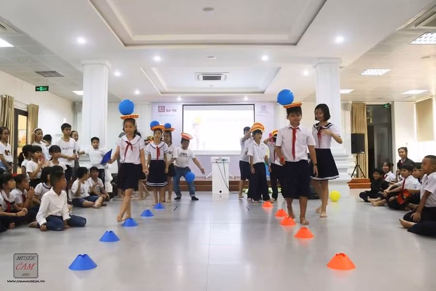 HS Trường Tiểu học Võ Thị Sáu (quận Hải Châu, TP Đà Nẵng) với các trò chơi trải nghiệm trong chương trình Học tại bảo tàng