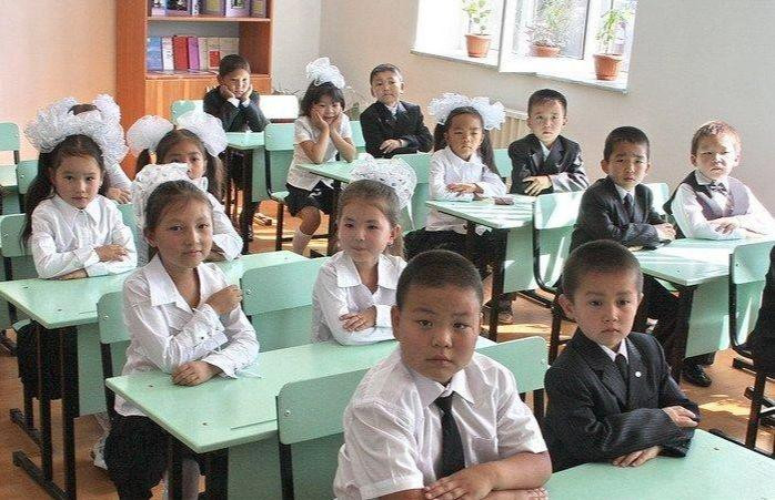 Nhiều trường phổ thông ở Kyrgyzstan phải dạy ba ca. Ảnh: IT