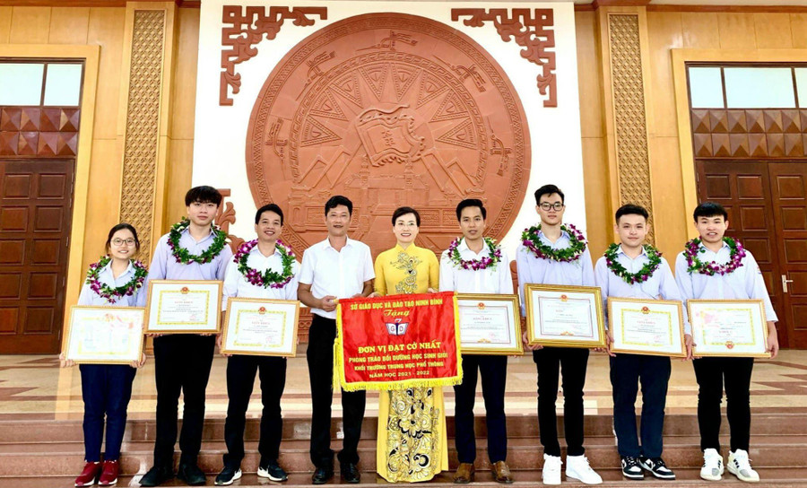 Đoàn học sinh Trường THPT Nguyển Huệ nhận Bằng khen của tỉnh vì đã đoạt giải suất sắc trong cuộc thi “Sáng tạo thanh, thiếu niên, nhi đồng toàn quốc”.