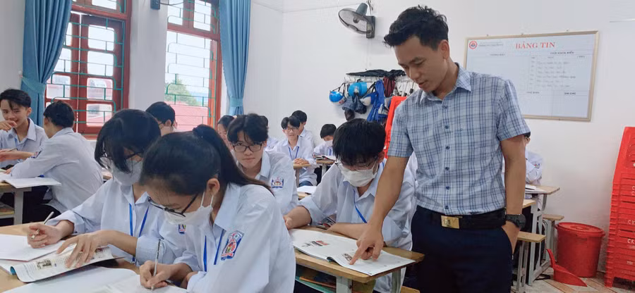 Thầy giáo Đinh Khắc Xuân luôn tự hào về nghề mà mình đã chọn – nghề giáo. Ảnh: NVCC