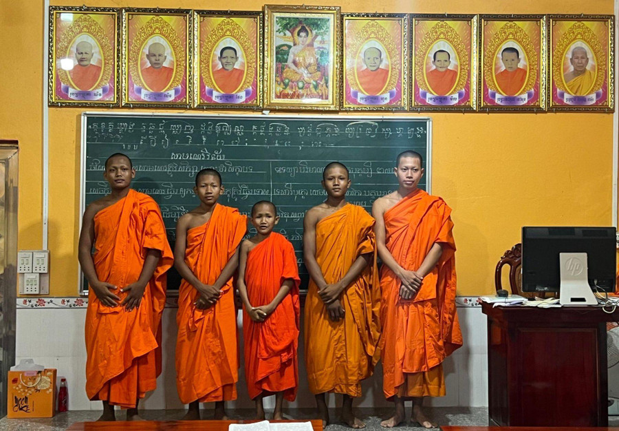 Năm nay, sư Thonl đã 31 tuổi nhưng chỉ cao 1m45 và nặng 28kg. Ảnh: TG Năm nay, sư Thonl đã 31 tuổi nhưng chỉ cao 1m45 và nặng 28kg. Ảnh: TG