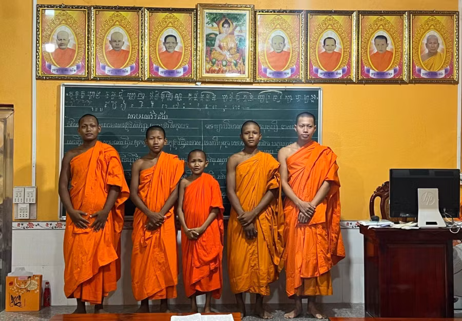 Năm nay, sư Thonl đã 31 tuổi nhưng chỉ cao 1m45 và nặng 28kg. Ảnh: TG Năm nay, sư Thonl đã 31 tuổi nhưng chỉ cao 1m45 và nặng 28kg. Ảnh: TG