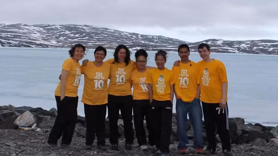 Một số thanh niên trong Câu lạc bộ Chạy Salluit do cô Maggie mở. Ảnh: Quỹ Varkey