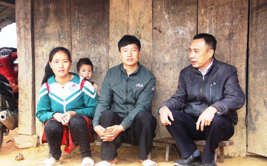 Thầy Hoàng Sỹ Xuân lên bản Sài Khao (Mường Lý, Mường Lát, Thanh Hóa) vận động học sinh đến lớp. Ảnh: TG