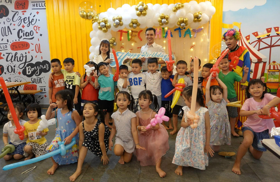 Phụ huynh lớp Lá, Trường Mầm non Hoa Đào tổ chức sinh nhật lần thứ 28 cho thầy Sự. Ảnh: TG Phụ huynh lớp Lá, Trường Mầm non Hoa Đào tổ chức sinh nhật lần thứ 28 cho thầy Sự. Ảnh: TG