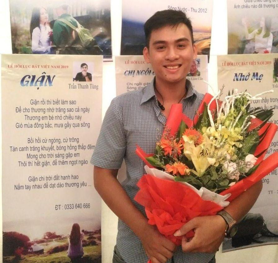 Trần Thanh Tùng và tác phẩm trong ngày Hội thơ Lục bát Việt Nam năm 2019. Ảnh: NVCC Trần Thanh Tùng và tác phẩm trong ngày Hội thơ Lục bát Việt Nam năm 2019. Ảnh: NVCC