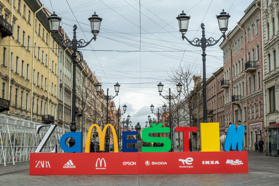 Ảnh: “Zamestim,” tiếng Nga có nghĩa là “Chúng tôi sẽ thay thế”, được làm từ logo của các công ty phương Tây sẽ bị các công ty Nga tiếp quản. Biểu tượng được trưng bày ở St. Petersburg, Nga, vào tháng 4 năm 2022. Ảnh: “Zamestim,” tiếng Nga có nghĩa là “Chúng tôi sẽ thay thế”, được làm từ logo của các công ty phương Tây sẽ bị các công ty Nga tiếp quản. Biểu tượng được trưng bày ở St. Petersburg, Nga, vào tháng 4 năm 2022.