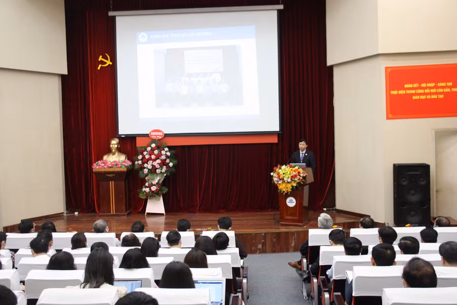 PGS.TS Nguyễn Văn Hiền báo cáo chi tiết tổng kết các hoạt động Chương trình ETEP của Trường Đại học Sư phạm Hà Nội.