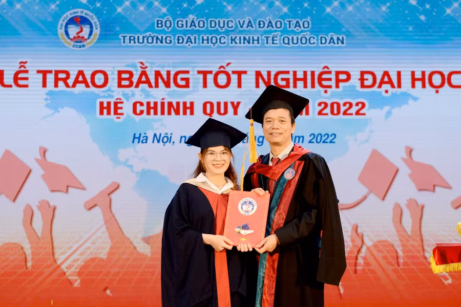 GS.TS Phạm Hồng Chương trao bằng tốt nghiệp cho tân cử nhân.