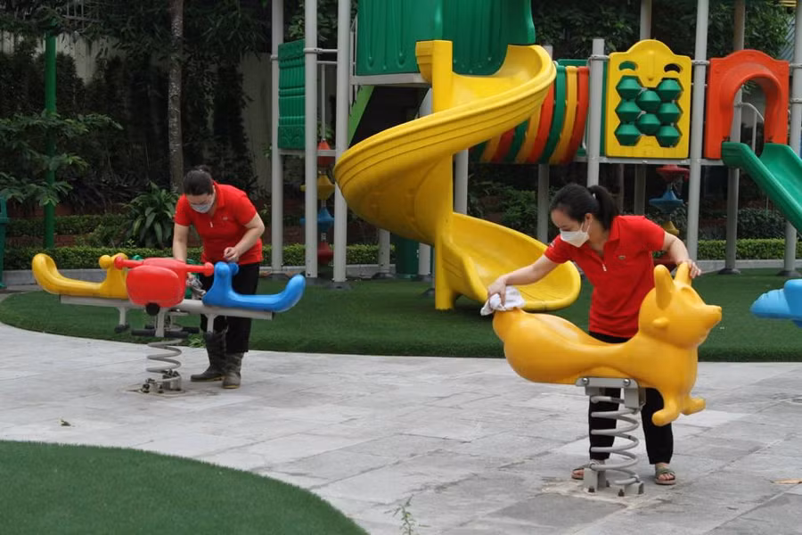 Giáo viên trường Mầm non Ánh Sao, quận Cầu Giấy (Hà Nội) vệ sinh trường lớp chuẩn bị đón trẻ trở lại. Ảnh: Công Trình