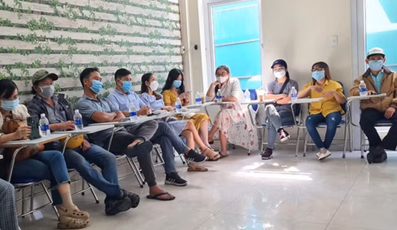 Phụ huynh tham gia đối thoại với lãnh đạo Trung tâm Ngoại ngữ Pixar (ngày 24/10).