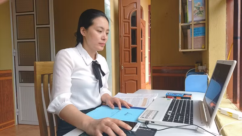 Giáo viên Trường THCS Chí Minh (Tứ Kỳ) dạy học trực tuyến. Ảnh: NTCC