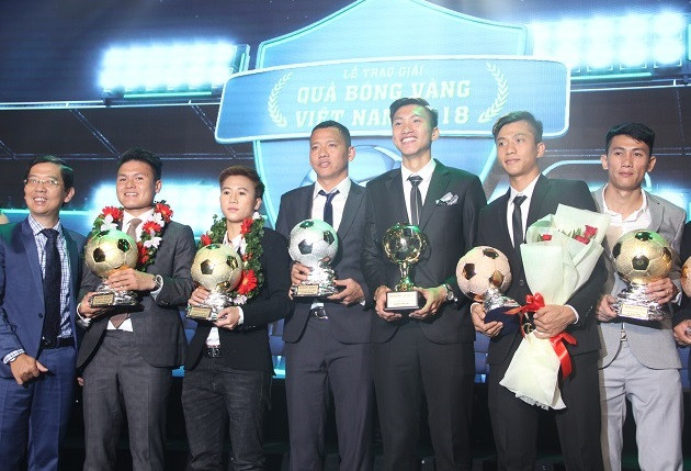 Các cầu thủ chụp ảnh lưu niệm sau buổi trao giải