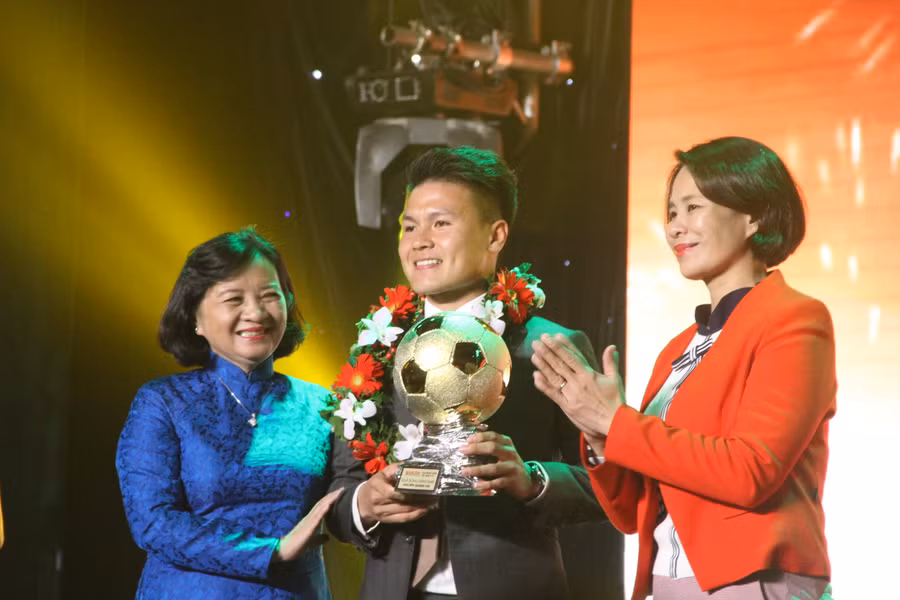 Cầu thủ Nguyễn Quang Hải xuất sắc giành Quả bóng Vàng Việt Nam năm 2018