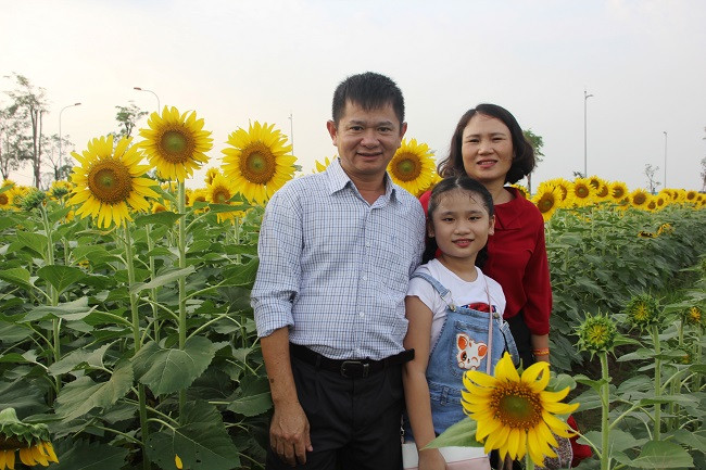 Gia đình chị Lệ Quyên (ở Bình Dương) có dịp đi ngang qua khu vườn cũng tranh thủ vào để tham quan và chụp hình.