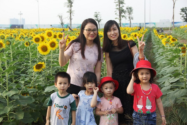 Các em nhỏ được mẹ dẫn vào tham quan và ghi hình.