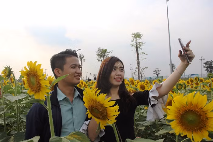 Cùng lưu giữ khoảnh khắc bên nhau. Cùng lưu giữ khoảnh khắc bên nhau.