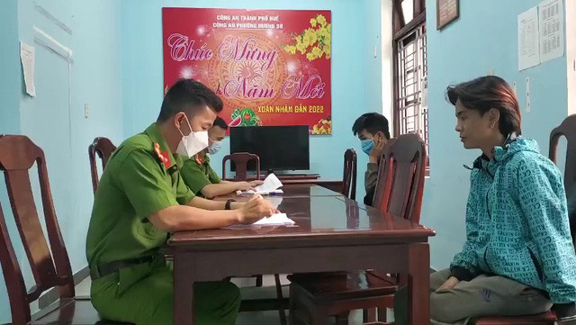 Hai đối tượng tại cơ quan công an.