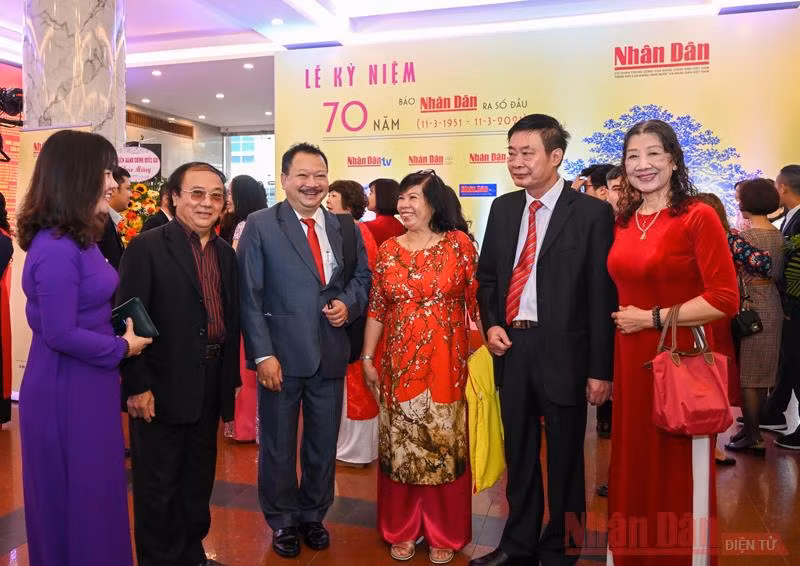 Các thế hệ phóng viên Báo Nhân Dân qua các thời kỳ tại lễ kỷ niệm.
