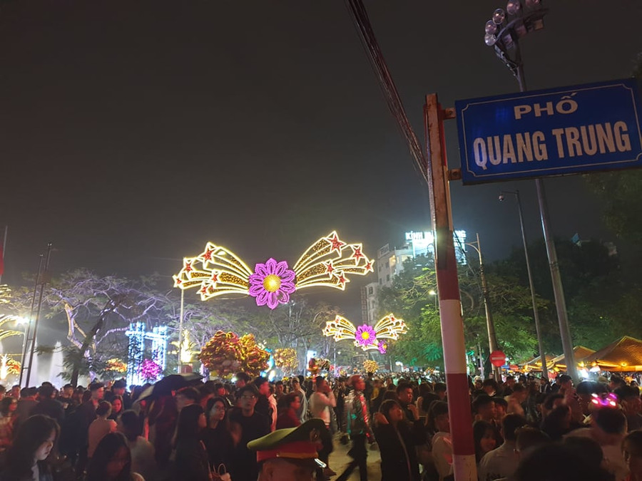 Đường phố đông nghịt người vào thời khắc giao thừa