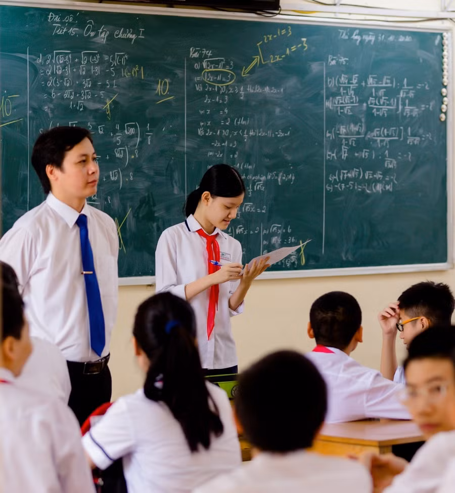 Thầy Minh cùng học trò trong giờ dạy học môn Toán