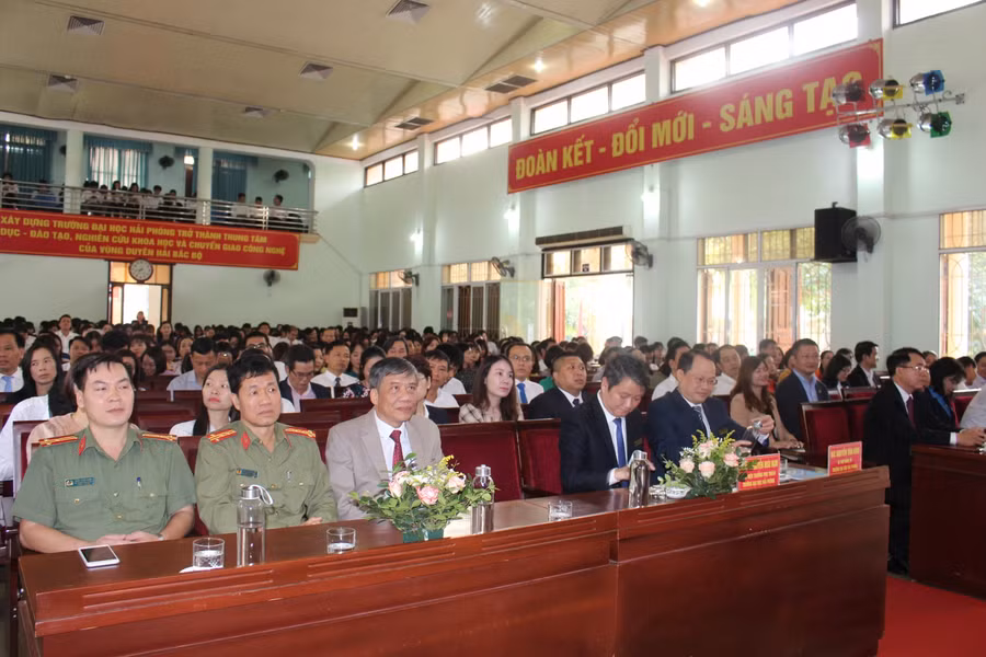 Đại biểu, khách mời dự lễ khai giảng năm học mới.