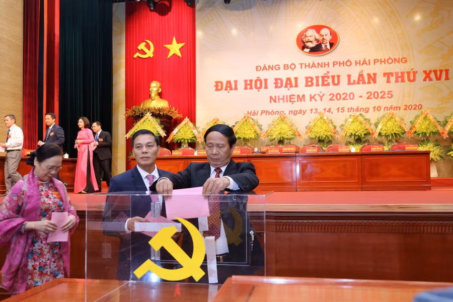 Đại biểu bỏ phiếu tại Đại hội Đảng bộ TP Hải Phòng khóa XVI, nhiệm kỳ 2020-2025