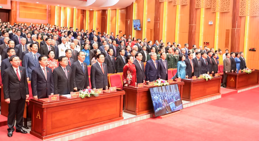 Đại biểu chào cờ tại Đại hội