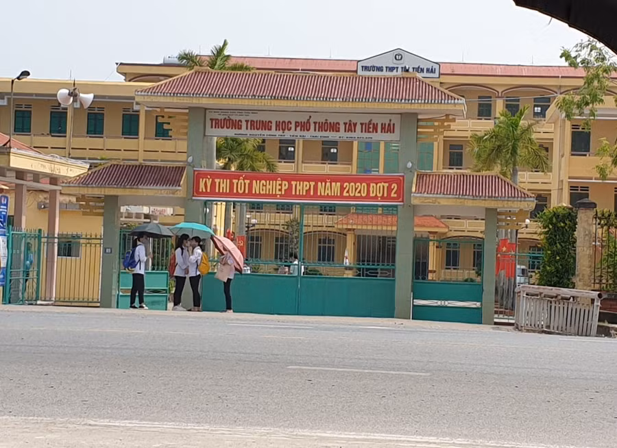Thời tiết tại Thái Bình khá nắng nóng nhưng thí sinh chủ động đến sớm làm thủ tục thi.