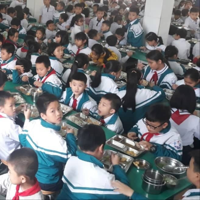 Các trường học có tổ chức ăn bán trú phải đảm bảo thức ăn nóng, chỗ nghỉ trưa ấm áp cho học sinh Các trường học có tổ chức ăn bán trú phải đảm bảo thức ăn nóng, chỗ nghỉ trưa ấm áp cho học sinh