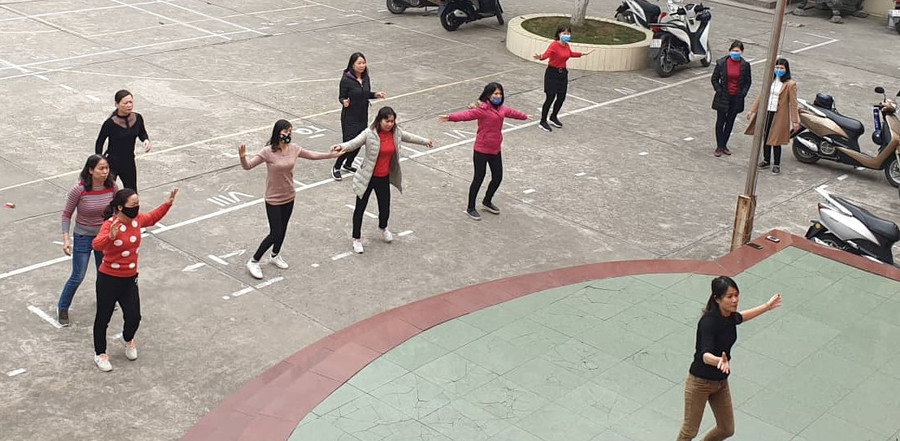 Tranh thủ giờ giải lao, các cô giáo tập thể dục nâng cao sức khỏe Tranh thủ giờ giải lao, các cô giáo tập thể dục nâng cao sức khỏe