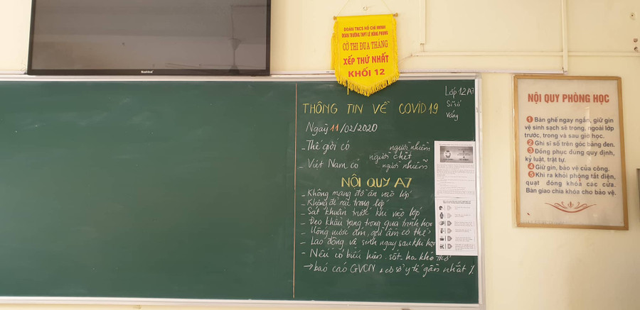 Một góc bảng được cô giáo chủ nhiệm lớp 12A7 dành để thông tin tới học sinh về tình hình dịch bệnh trong những ngày các em tới trường Một góc bảng được cô giáo chủ nhiệm lớp 12A7 dành để thông tin tới học sinh về tình hình dịch bệnh trong những ngày các em tới trường