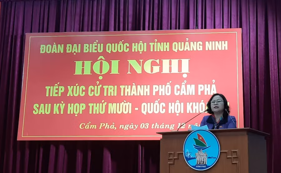 Thứ trưởng Bộ GD&ĐT Ngô Thị Minh tiếp xúc cử tri tại Quảng Ninh