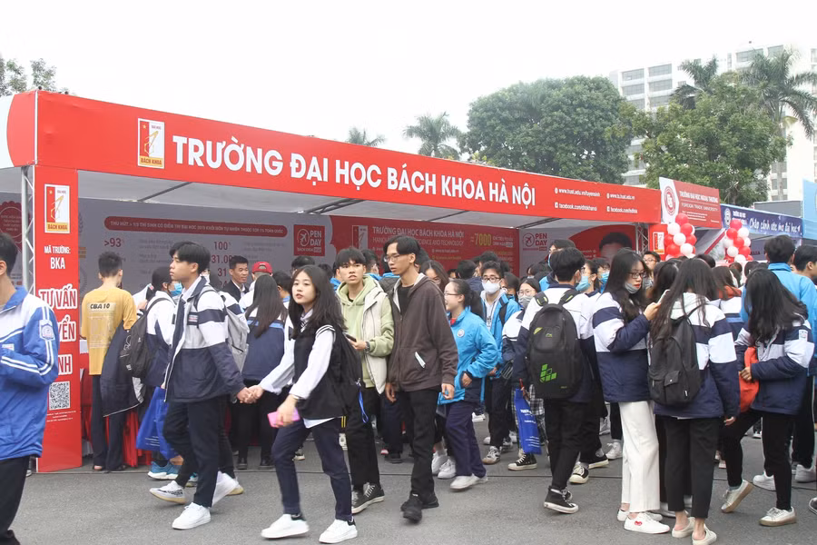 Gian tư vấn tuyển sinh Trường ĐH Bách Khoa Hà Nội thu hút đông đảo HS tham dự.