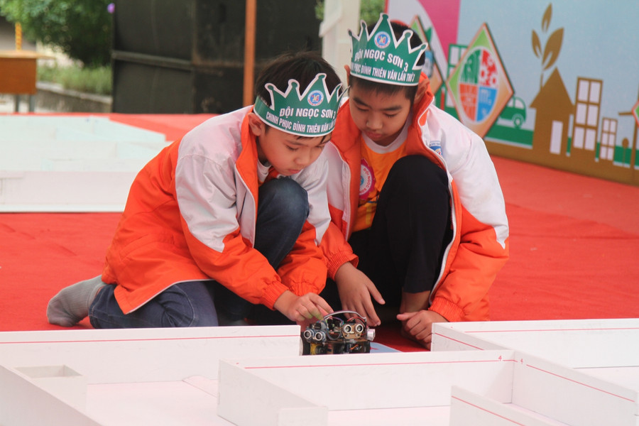 Cặp đôi Ngọc Sơn 3 đang chạy thử Robot trước khi vào thi Cặp đôi Ngọc Sơn 3 đang chạy thử Robot trước khi vào thi