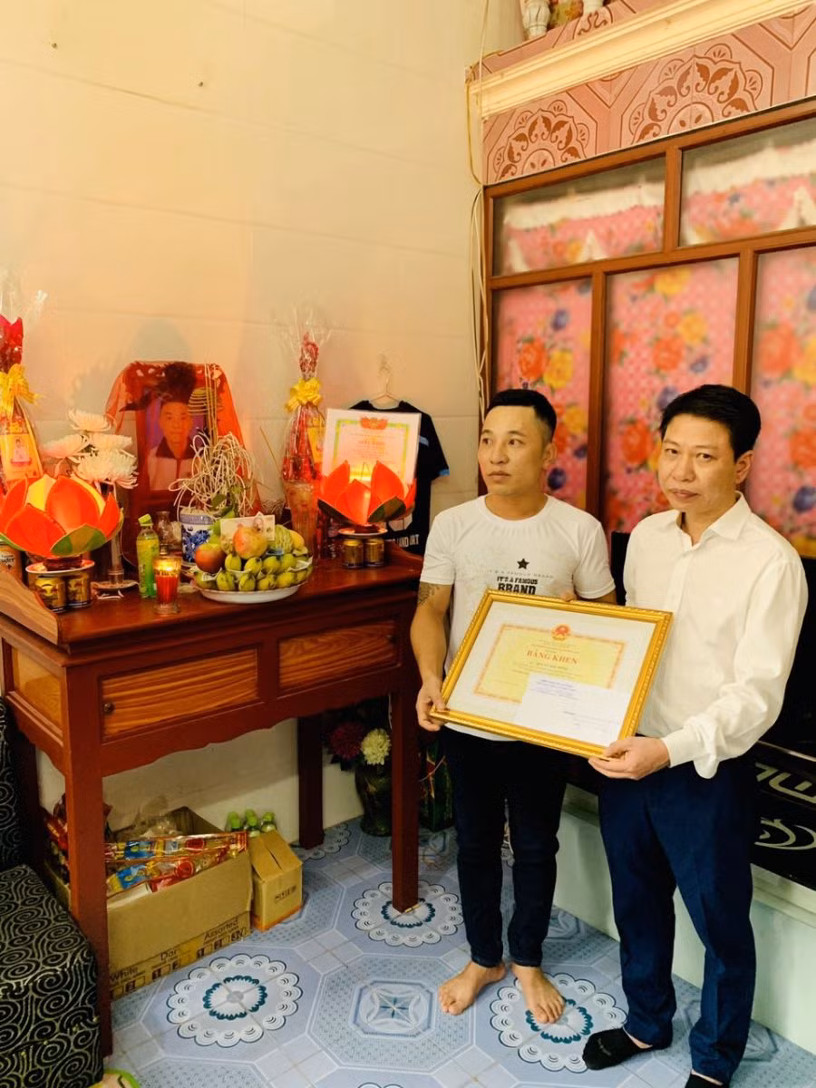 Bộ GD&amp;ĐT truy tặng Bằng khen em Bùi Vũ Hải Minh