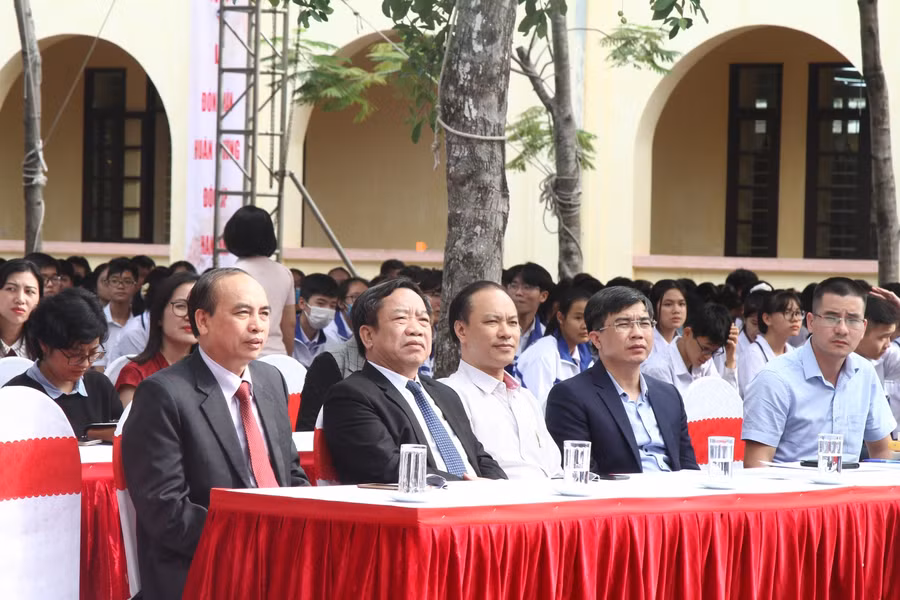 Đại biểu tham dự chương trình.