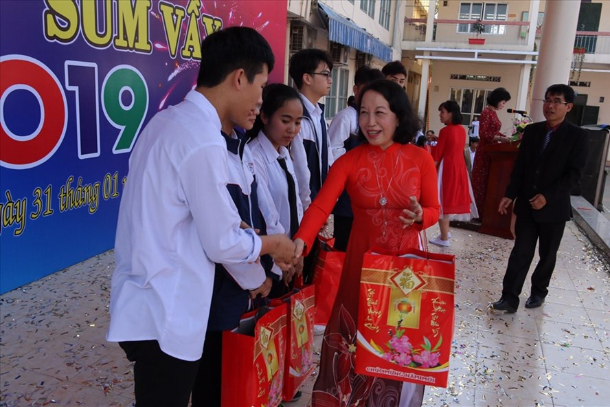 Hải Phòng: Trao tặng hơn 400 suất quà cho giáo viên, học sinh có hoàn cảnh khó khăn