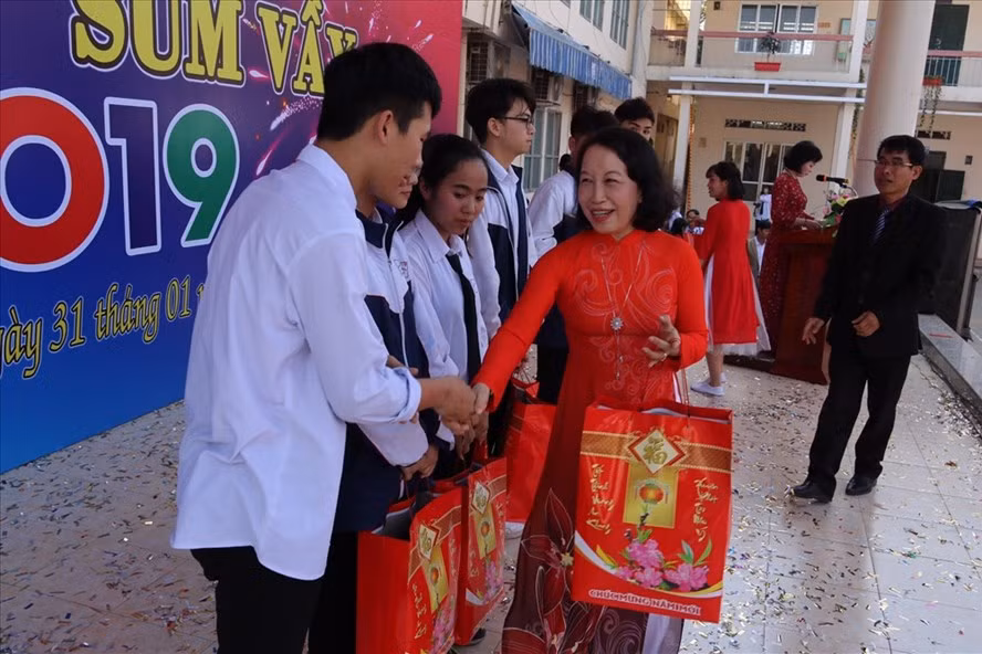 Hải Phòng: Trao tặng hơn 400 suất quà cho giáo viên, học sinh có hoàn cảnh khó khăn