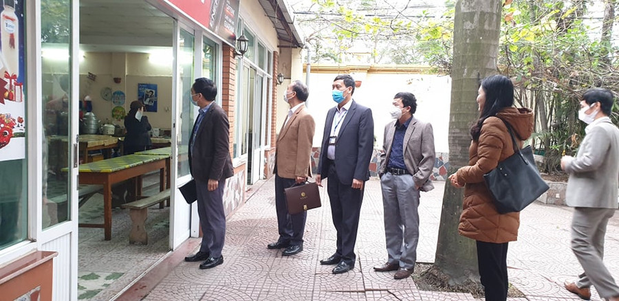 Ông Nguyễn Anh Thuấn, Trưởng phòng GDTX,CN&ĐH, Sở GD&ĐT Hải Phòng cùng các thành viên kiểm tra tại trường THPT Hồng Bàng Ông Nguyễn Anh Thuấn, Trưởng phòng GDTX,CN&ĐH, Sở GD&ĐT Hải Phòng cùng các thành viên kiểm tra tại trường THPT Hồng Bàng