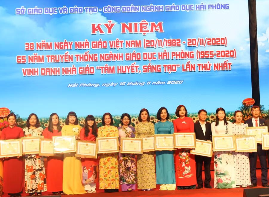 Cán bộ, giáo viên nhận Bằng khen của Bộ GD&amp;ĐT.