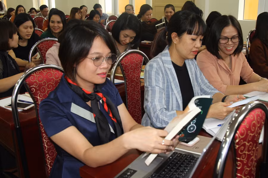 Cán bộ, giáo viên vui mừng trước món quà ý nghĩa của Giám đốc Sở Lê Quốc Tiến